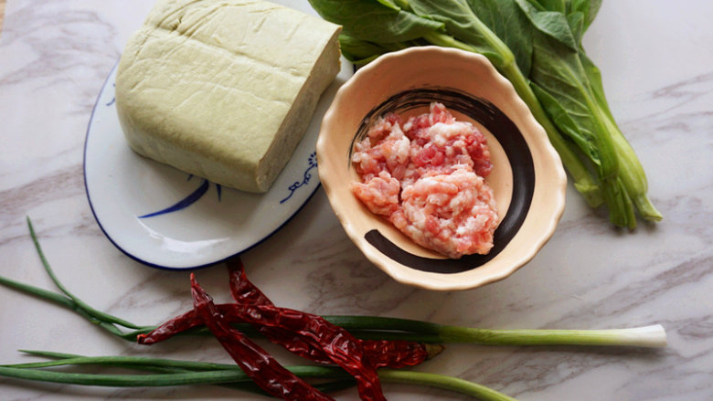 菜心黑豆腐,提前将原材料准备好
叨叨叨:菜菜屋选用的<a style='color:red;display:inline-block;' href='/shicai/ 128194'>黑豆腐</a>,附近居民用井水做的,闻起来就已经让人流口水了,实在买不到的小伙伴可以用白豆腐替代,为了节省时间,肉沫直接买的,就不用自己哐哐哐再剁肉末了