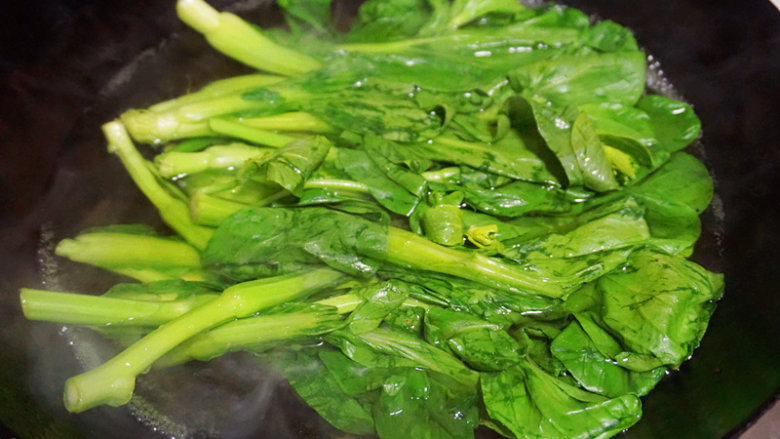 菜心黑豆腐,将<a style='color:red;display:inline-block;' href='/shicai/ 3239'>菜心</a>清洗干净后,放入沸水中焯一下,捞出沥干水