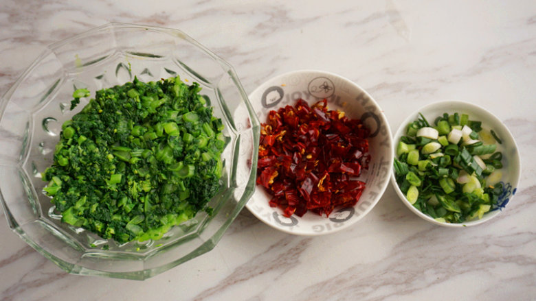 菜心黑豆腐,二荆条干辣椒切成小段;<a style='color:red;display:inline-block;' href='/shicai/ 3250'>葱</a>切成花