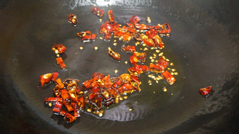 菜心黑豆腐,放入干辣椒炝炒至颜色变成棕黑色,这时锅内开始飘散着阵阵辣椒的煳香味儿了
叨叨叨:如果不喜欢辣椒的煳香味,可以减短炒辣椒的时间