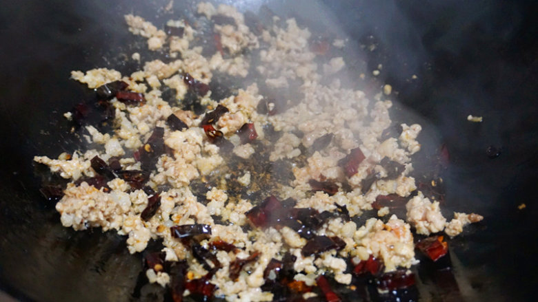 菜心黑豆腐,然后下入肉沫煸炒至干香
