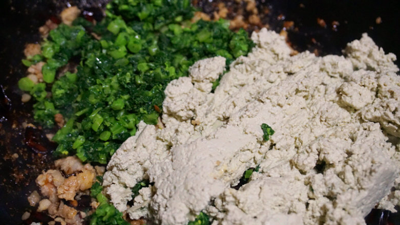 菜心黑豆腐,再下入黑豆腐碎和菜心碎