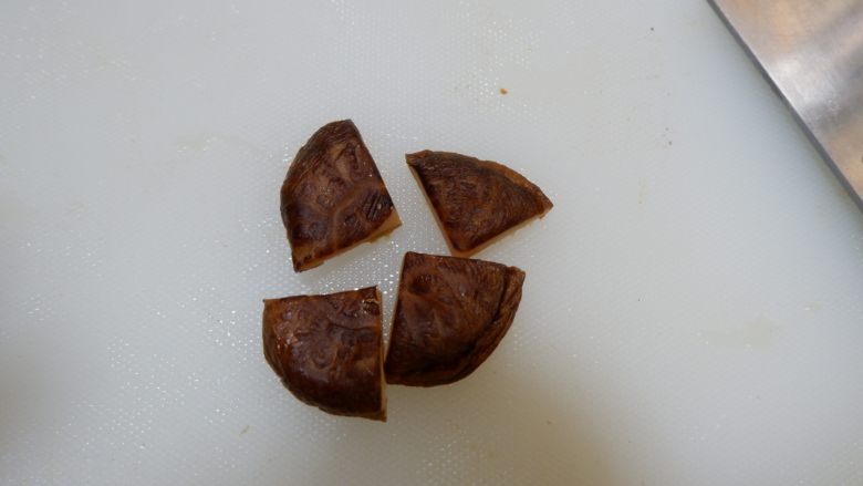 洪福齐天(酿豆腐) ,去蒂,每朵斜刀切成4块。