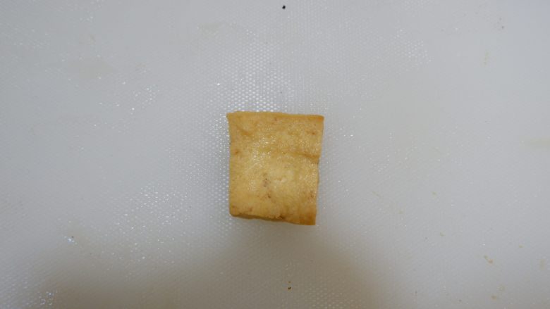 洪福齐天(酿豆腐) ,取一块豆腐。
