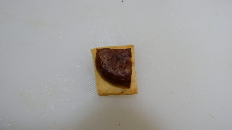 洪福齐天(酿豆腐) ,在取一片切好的香菇放在豆腐上