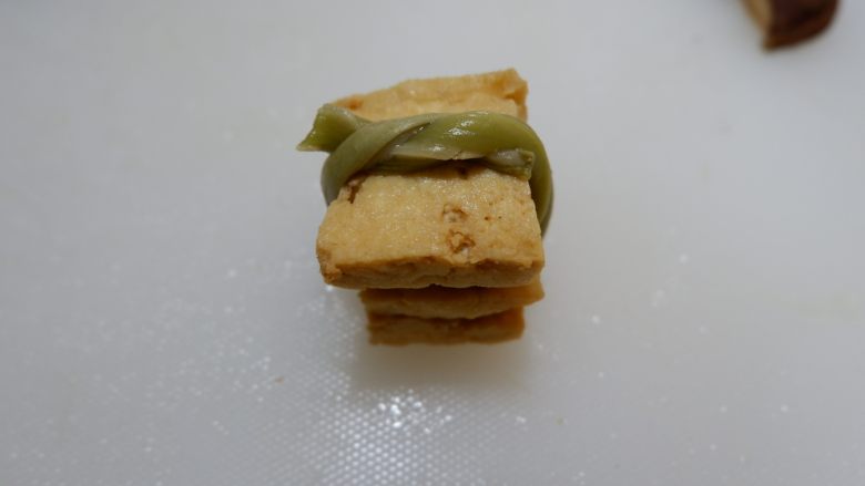 洪福齐天(酿豆腐) ,用泡发好的芥菜捆绑好