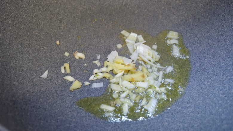 洪福齐天(酿豆腐) ,锅中热油,先将葱姜蒜爆出香味