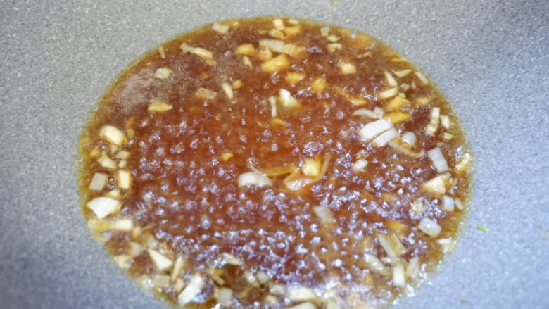 洪福齐天(酿豆腐) ,将酱汁翻炒均匀煮开