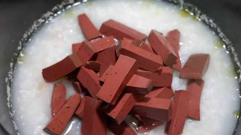 猪血干贝粥,煮好之后取出,加入沥干水的猪血