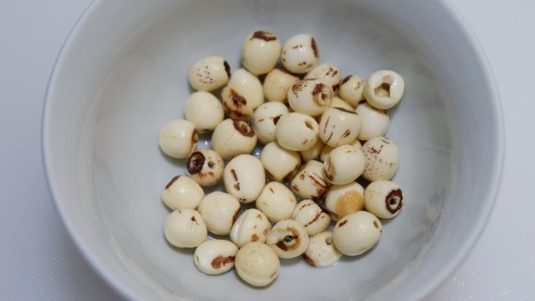 红豆茯苓莲子汤,2个小时过后,将莲子淘洗干净。