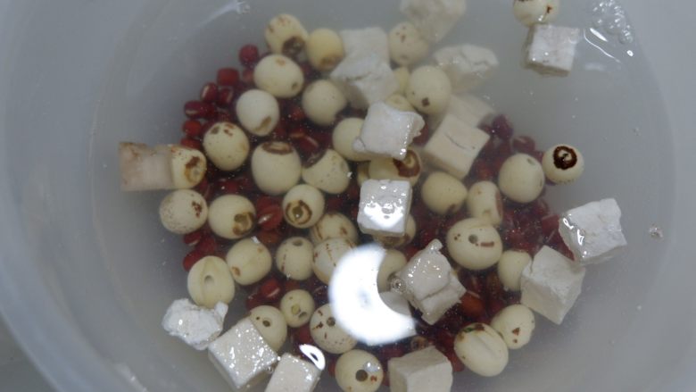 红豆茯苓莲子汤,放入红豆茯苓的容器中,在一起浸泡1个小时。
