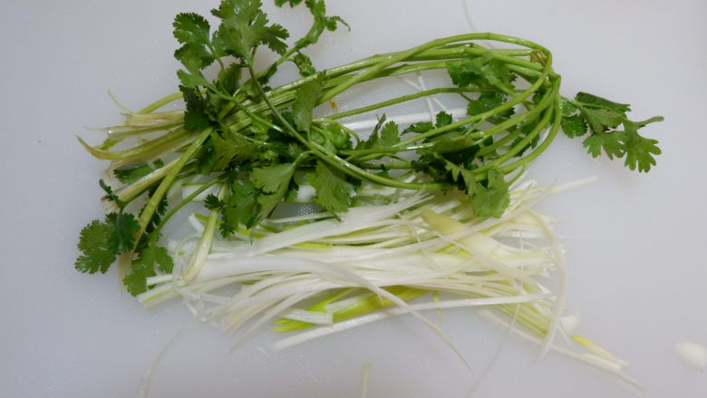 莲花茄子,大葱切丝,香菜切段备用