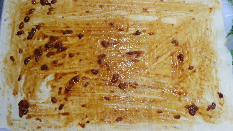 莲花茄子,涂抹上一层<a style='color:red;display:inline-block;' href='/shicai/ 712'>甜面酱</a>(我用的黄豆酱)
