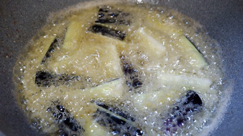 莲花茄子,放入烧至六成热的油锅内炸至熟,捞出、沥油。放在厨房纸上吸走多余油份。