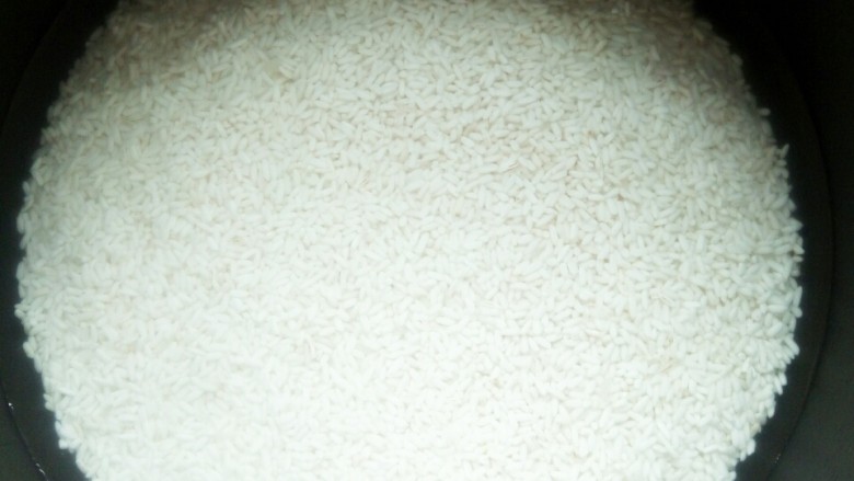蜜制八宝饭,<a style='color:red;display:inline-block;' href='/shicai/ 498'>糯米</a>提前用水清洗干净,泡水一夜