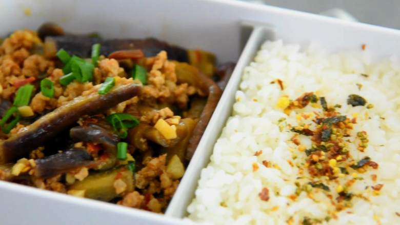 简单却不失经典的家常菜—鱼香茄子,盛入便当盒中,怎么样?食指大动了吧!