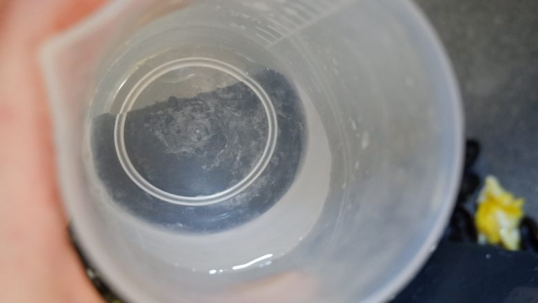 木耳炒蛋,滑嫩快手,少许清水,翻炒均匀即可。
