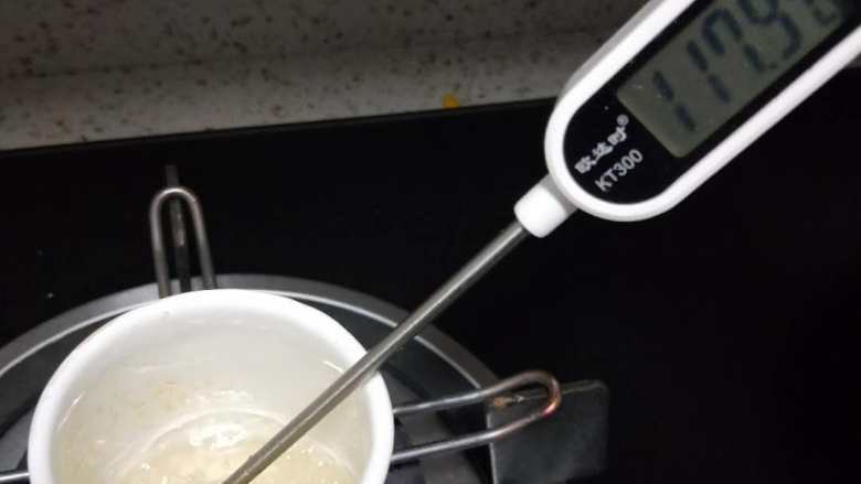意式抹茶马卡龙(无色素版),C水跟C白砂糖放入小奶锅中。静置小伙熬糖不要摇晃,摇晃会反沙的。熬制的温度117就可以离火了。提示: 熬糖在60度左右的时候就可以打发 B 蛋清和B白砂糖直到湿性发泡。