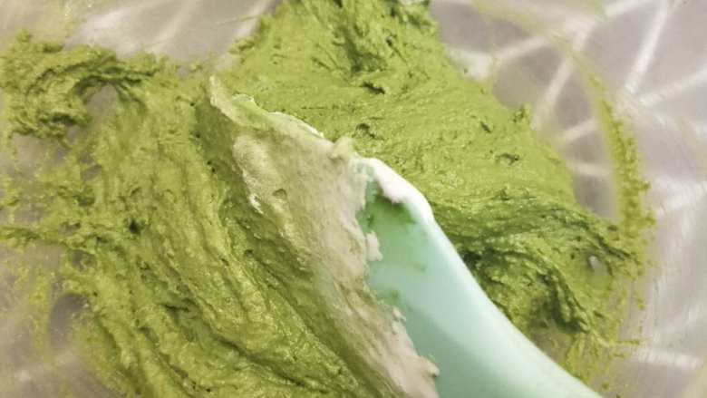 意式抹茶马卡龙(无色素版),继续切拌到看不到所有的蛋白霜即可。