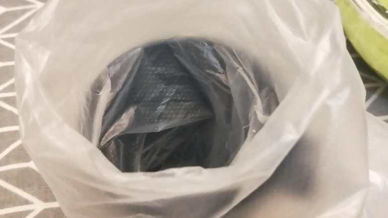 意式抹茶马卡龙(无色素版),取一个加厚的裱花袋装入直径口约六毫米左右的圆形裱花嘴,放置杯中。