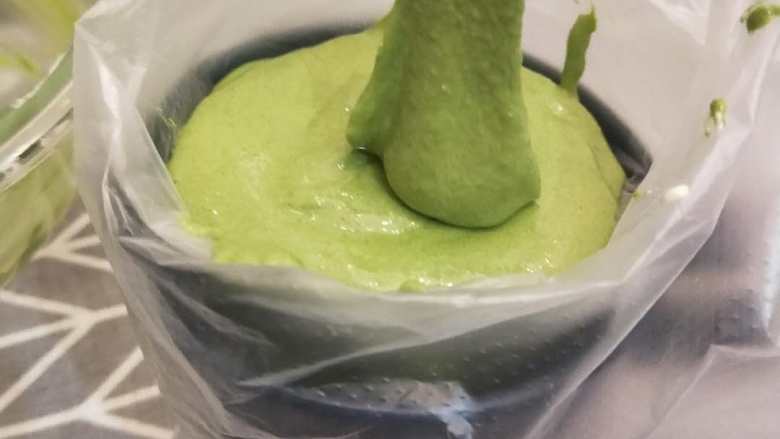意式抹茶马卡龙(无色素版),慢慢倒入面湖。尽量倒的均匀一点,以免中心产生空气,挤的时候会有空气产生。