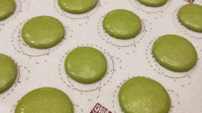 意式抹茶马卡龙(无色素版),这是凉好皮以后的状态……提示:(凉皮有很多方法,如果在夏天的话比较容易,如果是在冬天的话,我建议放烤箱发酵功能凉皮比较好。)表面摸着不沾有一层硬壳即可。