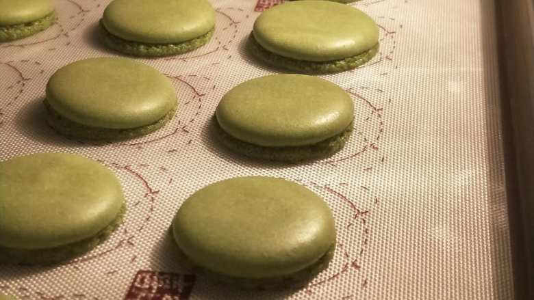 意式抹茶马卡龙(无色素版),提前预热烤箱180度8分钟。再160度15分钟。漂亮的裙边。马卡龙的饼胚就做好了放凉备用。