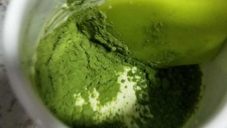 意式抹茶马卡龙(无色素版),奶油小火加热60度,离火,倒入抹茶粉和白色巧克力搅拌均匀。降温到39度左右。
