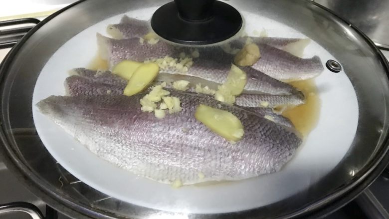 馋嘴版家庭烤鱼,然后,就可以上火蒸10分钟左右。不要蒸太久,鱼肉太老不好吃,等一下还有烤盘里烧。