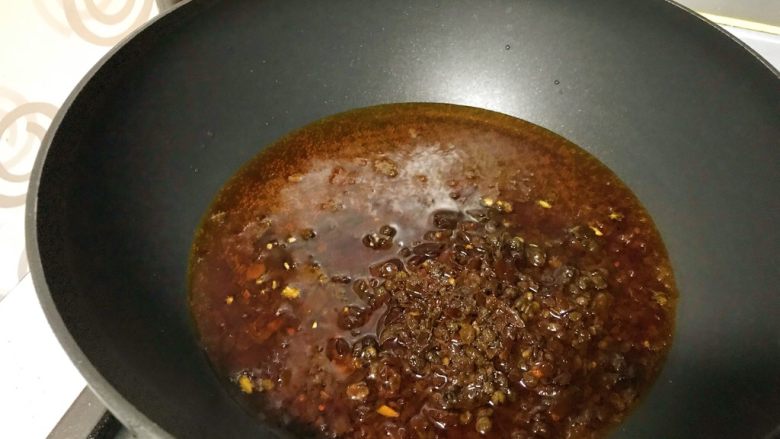 馋嘴版家庭烤鱼,锅里放半小碗油,烧热后,下入火锅底料,烹香。