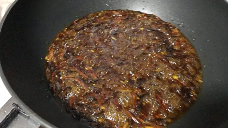 馋嘴版家庭烤鱼,加入辣椒丝,炒香。