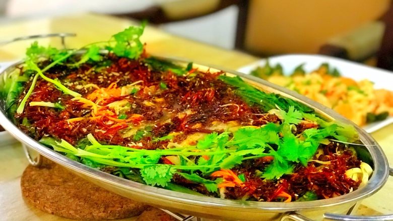 馋嘴版家庭烤鱼,烤盘下面有酒精盒,加上酒精块,点燃,加上几根<a style='color:red;display:inline-block;' href='/shicai/ 131'>香菜</a>,如此红红火火,香香麻麻辣辣的烤鱼就做好了。