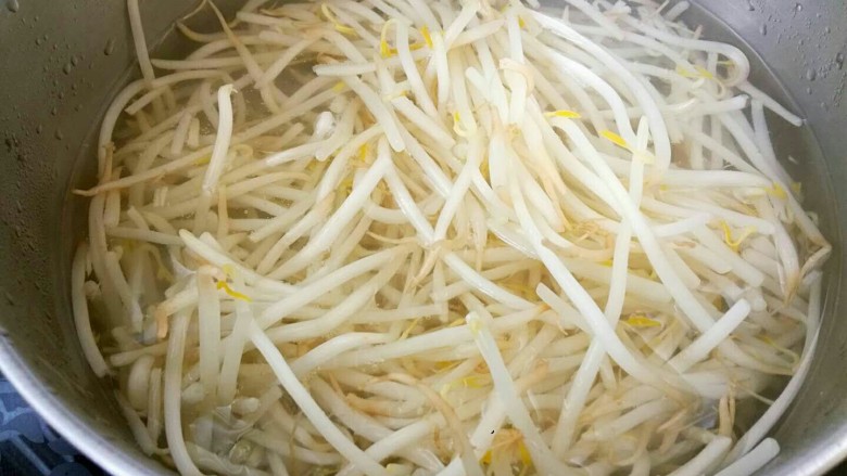 韩式拌饭,锅中加入水,烧开后加入豆芽,焯一下。然后捞出来待用。
