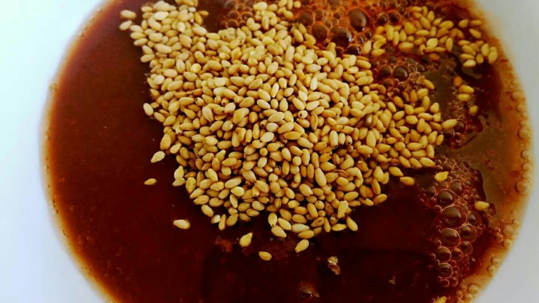 韩式拌饭,加入适量的<a style='color:red;display:inline-block;' href='/shicai/ 666'>芝麻</a>和少量<a style='color:red;display:inline-block;' href='/shicai/ 847'>香油</a>。
