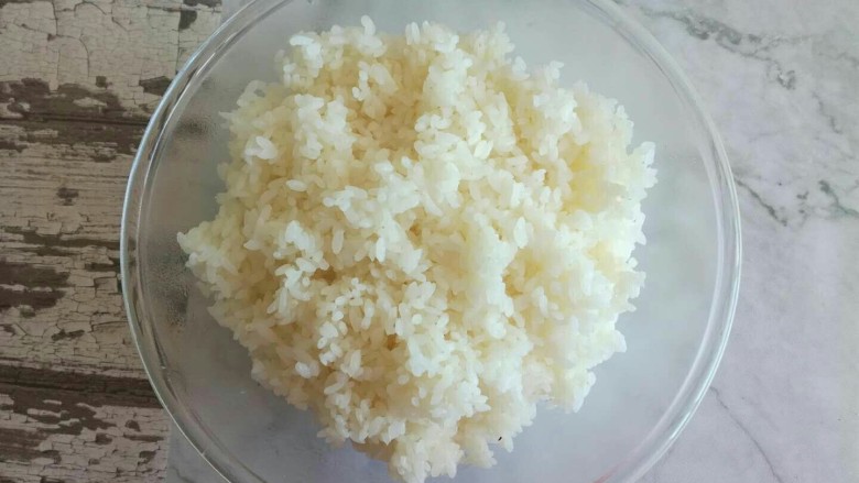 韩式拌饭,碗中加入热米饭。