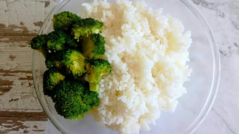 韩式拌饭,摆上喜欢的菜。