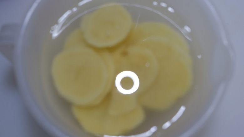 完美便当方程式「16」,土豆去皮洗净,切成片。在淡盐水中浸泡5分钟