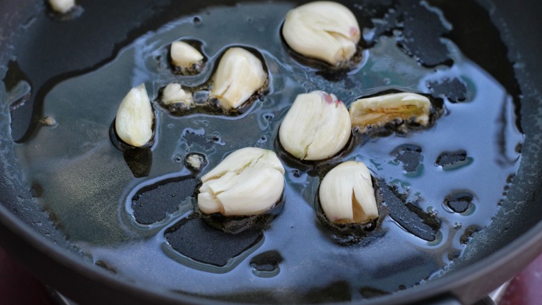 上汤娃娃菜,锅中放适量食用油烧至五成热,将大蒜放入锅中小火煎炒至焦黄色