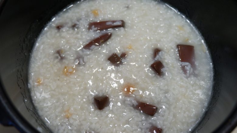 完美便当方程式「13」,继续放入电饭煲选择收汁功能,在将锅内食材煮开即可。完成