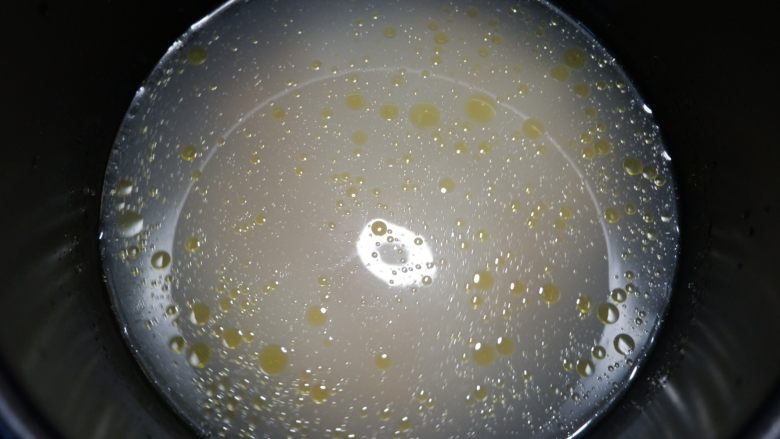 完美便当方程式「13」,淘洗好的米中加入足量的清水,然后依次加入干贝,食用油,细盐,搅拌均匀,电饭煲启动常规煮粥模式,大约30分钟。