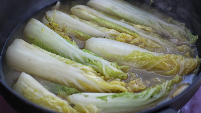 上汤娃娃菜,大约煮五分钟左右娃娃菜变软,捞出装盘