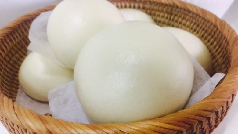 白胖子馒头,全部整形完毕后,移至蒸锅,温水发酵,注意蒸锅里面温度和湿度,发酵至按压面团表皮回弹即可,时刻观望,不要发过