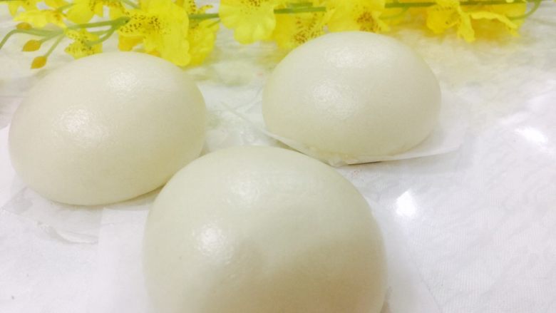 白胖子馒头,每份小剂子,面板放面粉再搓揉,收口,面板再放少许牛奶方便收口,手成C字状,整形好后移至蒸锅