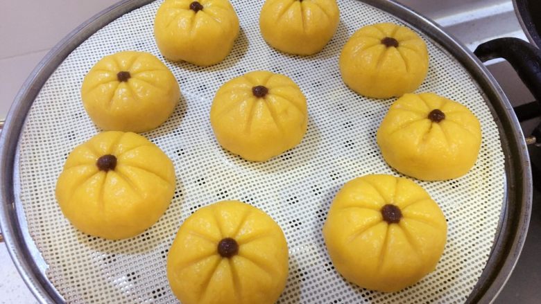 软糯南瓜饼,热水上锅蒸15分钟左右,按南瓜饼大小而定。