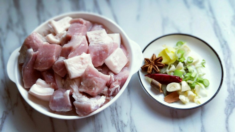 上海特色&秘制红烧肉,将猪肉切块,(块的大小根据个人喜欢)葱姜去皮切碎。