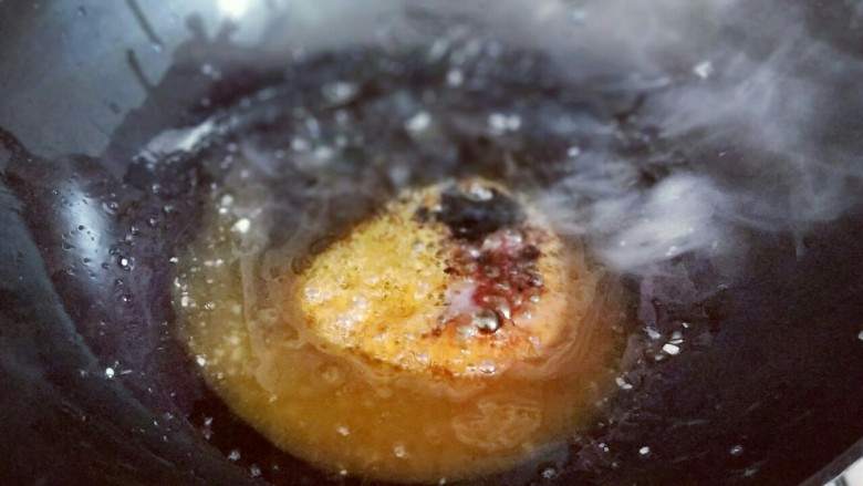 上海特色&秘制红烧肉,待冰糖融化,变褐色即可。