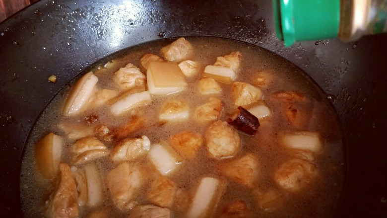 上海特色&秘制红烧肉,加入<a style='color:red;display:inline-block;' href='/shicai/ 829'>十三香</a>,盖上盖子,大火烧开,转小火慢炖约40分钟。
