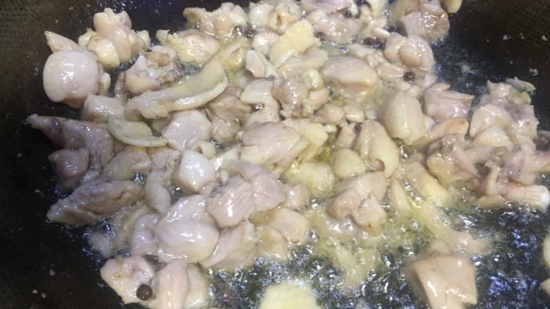 泡椒莴笋炒嫩鸡丁,炒至鸡丁肉质变白,稍出油,飘香