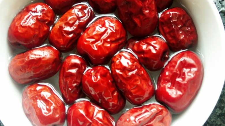 蜜制八宝饭,<a style='color:red;display:inline-block;' href='/shicai/ 2470'>红枣</a>洗净,用水浸泡一小时