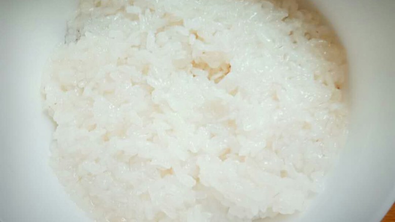 蜜制八宝饭,铺上一层糯米,将红枣果脯覆盖